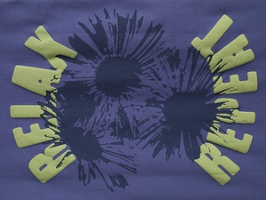 เสื้อยืดแขนสั้นสีเบอร์กันดีสำหรับผู้ชาย ลายปักดอกทานตะวัน ทรงปกติ คอกลม สวมใส่สบายๆ - Product Image 6