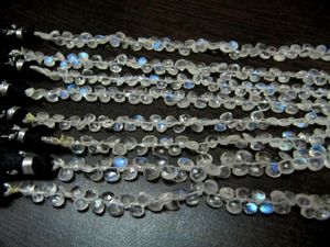 Perles de pierre de lune arc-en-ciel blanche naturelle, forme cœur, 4 à 8 mm, en forme de briolette, brin de 8 pouces de long - Product Image 3