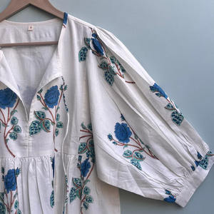 Mini-tunique formelle en coton écologique, imprimée à la main avec motifs floraux, col en V, manches 3/4, ourlet à volants en dentelle, lavable, naturelle - Product Image 3