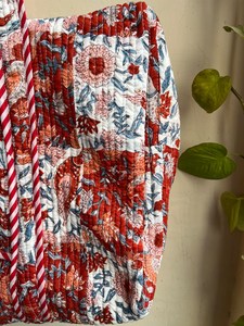 Sac à bandoulière zippé écologique tendance, fait main, matelassé, imprimé, élégant et unique - Product Image 4