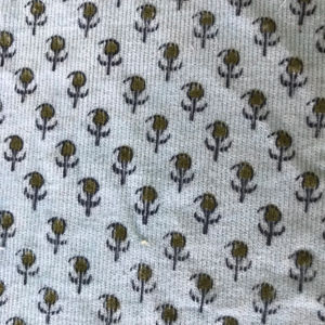 Tela de algodón india estampada a mano con motivos florales de olivo sobre fondo gris |   Textiles Artesanales Indios - Product Image 1