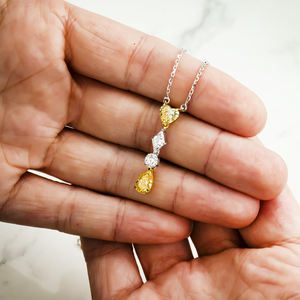 Collier à pendentif en or blanc 14 carats, diamants jaunes et blancs fantaisie, parmi les plus vendus, pour mariée ou mariage, disponible au prix export. - Product Image 4