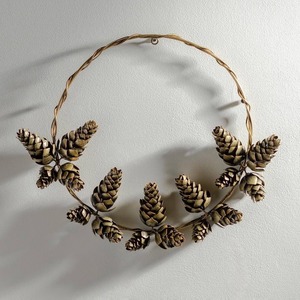 Corona Rústica de Metal Dorado con Piñas y Detalles Detallados, Perfecta para Decoración Encantadora de Paredes o Puertas en Invierno o para Fiestas - Product Image 1