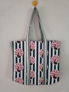 Sac fourre-tout matelassé bleu marine premium à imprimé paon, grand sac à bandoulière en coton pour femme, idéal pour les voyages, la plage, le marché et le quotidien - Product Image 5