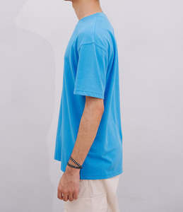 เสื้อยืดคอกลมแขนสั้นผ้าฝ้ายคุณภาพสูงสำหรับผู้ชายทรงปกติ ขายดี สีน้ำเงินล้วน รับทำโลโก้ตามสั่ง - Product Image 5