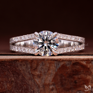 Bague de fiançailles en or blanc pavé de diamants de laboratoire ronds de 1 carat avec pierre centrale brillante certifiée IGI pour mariée - Product Image 1