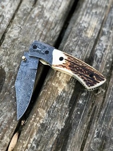 Cuchillo de caza de acero de Damasco con punta curva, mango de asta de ciervo y diseño de perilla para el pulgar - Product Image 5