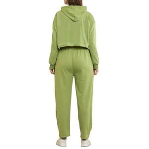 Conjunto Deportivo de Mujer de Alta Calidad con Logotipo Personalizado, Sudadera Corta con Hombros Caídos y Pantalones Deportivos para un Look Deportivo y a la Moda - Product Image 2