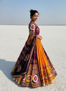 Ensemble Lehenga Choli de créateur jaune et violet pour Navratri, en coton mousseline épais, avec broderie de miroirs authentique et imprimé numérique, pour les festivals Garba et Dandiya - Product Image 2