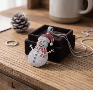 Colgante de Moissanita con Diseño de Muñeco de Nieve, Amuleto Navideño, Collar con Incrustaciones de Piedras de Color Plateado, Joyería para Regalo Festivo - Product Image 5