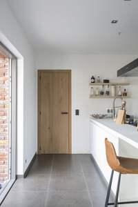 Puerta de Madera de PVC para el Hogar, Acabada, al por Mayor en Vietnam, Revestimiento de Madera Contrachapada Laminada, Puerta Interior de MDF para Dormitorio, Baño, Precolgada para Villa o Escuela - Product Image 4