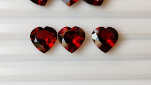 Vente en gros usine : Lot de pierres précieuses naturelles de grenat rouge, facettées en forme de cœur, calibrées, 3mm 4mm 5mm 6mm, pour la bijouterie - Product Image 4