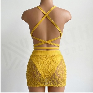 Traje de baño de una pieza con cuello en V profundo y espalda descubierta, color amarillo, con cintura con cordones y falda inferior de encaje. - Product Image 2