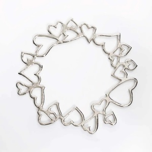 Assiette de présentation décorative en métal argenté de luxe, motif cœur de corail ajouré, pour la décoration de tables de mariage et d'événements - Product Image 1