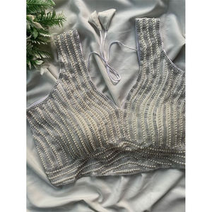 เสื้อผู้หญิงดีไซน์ใหม่ ราคาขายส่ง ผ้าไหมแท้ งานปักมือทั้งตัว เปิดหลัง สวยงาม ราคาประหยัด - Product Image 1