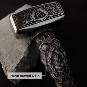 Martillo Vikingo Hecho a Mano con Mango Tallado Inspirado en Odín Nórdico, Diseño Grabado, Mango Antideslizante de Grado Industrial, 18 cm, Resistente - Product Image 3