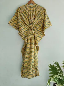 Vestido Kaftan Bohemio Amarillo con Estampado Floral, Cuello en V, Corte Holgado para Mujer, Vestido Maxi de Algodón para Vacaciones - Product Image 1