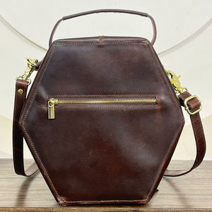 Bolso Bandolera de Cuero Genuino de Vaca con Forma de Ataúd para Mujer 2026, Hecho a Mano, Grabado, Estilo Vintage Vaquero, Color Cereza - Product Image 5