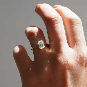 Bague de fiançailles minimaliste solitaire en or jaune 14 carats pour femme, diamant de laboratoire certifié IGI taille émeraude 2 carats, 2 mm - Product Image 1