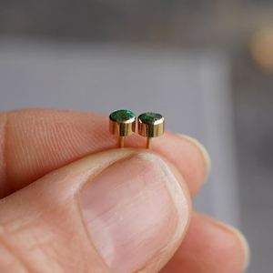 Boucles d'oreilles clous en émeraude naturelle de Zambie, 3 mm, serties clos, plaqué or 14 carats, minimalistes, bijoux délicats en pierres précieuses, pierre de naissance de mai - Product Image 3