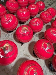 Ball de cricket en cuir rose de haute qualité, durable, 156 g, idéal pour les jeux T2O en extérieur, logo personnalisé, livraison directe d'usine. - Product Image 3
