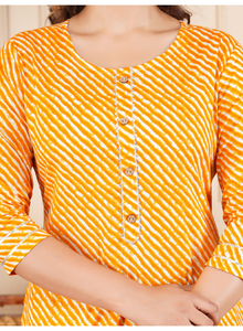 Comprar Kurti Amarillo Estampado Laheriya de Corte Recto |   Kurta Étnica de Algodón con Cuello Redondo y Mangas Tres Cuartos para Uso Casual - Product Image 4