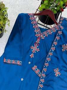 Модный комплект Kritva: шарара из плотного шелка шинон с цветочным принтом, дупатта, женский, длина до колена, стандартный крой, для свадьбы и Дивали, из переработанных материалов. - Product Image 6