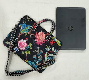 Sac pour ordinateur portable matelassé en tissu imprimé en coton, écologique et durable pour une utilisation au bureau - Product Image 4