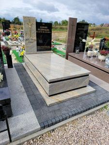 Monument funéraire familial en granit poli de style européen traditionnel avec croix et décor floral - Product Image 3