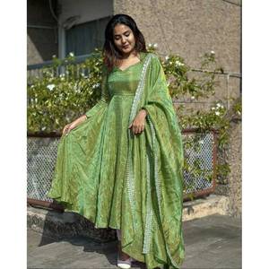 ชุดราตรีตาข่ายผ้าทวิลล์มีเส้นด้านล่าง - Product Image 1