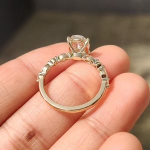 Anillo de compromiso ovalado de 2.00 a 5.00 quilates con diamantes cultivados en laboratorio, banda pavé marquesa, oro de 14K y 18K, plata PT950 y plata 925 para mujer - Product Image 4