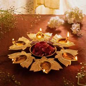 Candélabre circulaire en métal avec supports pour diya, pour les activités religieuses et les décorations festives - Product Image 1
