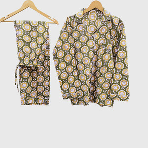 Ensemble de pyjama pour femmes à manches longues avec imprimé floral vert, col cranté, vêtements de détente tissés - Product Image 1