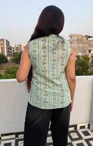 เสื้อครอปแขนกุดพิมพ์ลายดอกไม้สีเขียวมิ้นท์สำหรับผู้หญิง ทรงหลวม สไตล์ลำลอง เหมาะกับกางเกงยีนส์ ใส่ได้ทุกวันในช่วงฤดูร้อน - Product Image 3