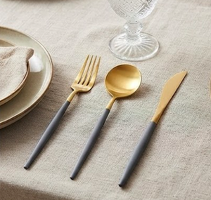 Ensemble de couverts minimalistes plaqués or, cuillère, fourchette, couteau, finition mate, manche gris, passe au lave-vaisselle, vaisselle de mariage - Product Image 1