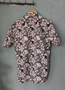เสื้อเชิ้ตแขนสั้นพิมพ์ลายดอกไม้สไตล์ลำลองสำหรับผู้ชาย ผ้าฝ้าย 100% ระบายอากาศได้ดี ODM สีดำ ปกคอพับ สไตล์ฤดูร้อน - Product Image 6