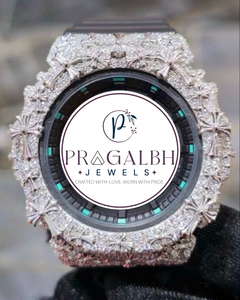 นาฬิกาข้อมือผู้ชาย Pragalbh Jewels รุ่นหรูหรา ประดับเพชรแบบ Iced Out Pavé ตัวเรือนสเตนเลสสตีล สายยาง ควอตซ์ อนาล็อก พร้อมกรอบหน้าปัดรูปกากบาทแบบสั่งทำพิเศษ - Product Image 4