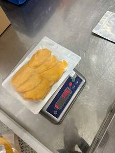 มะม่วงอบแห้ง มะม่วงธรรมชาติ ผลไม้อบแห้ง ขนมขบเคี้ยวสำหรับร้านเครื่องดื่ม ใช้เป็นท็อปปิ้ง รสหวานหนึบ สไตล์ทรอปิคอล ผลิตจากเวียดนาม - Product Image 2