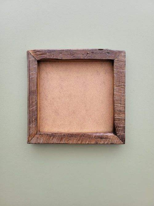 Cadre photo en bois artisanal unique avec détails artistiques, idéal pour les intérieurs modernes et d'inspiration vintage. - Product Image 4