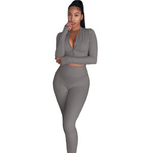 Ensemble sportif 2 pièces gris pour femme : haut zippé à manches longues et leggings taille haute en tricot uni de spandex et nylon - Product Image 1