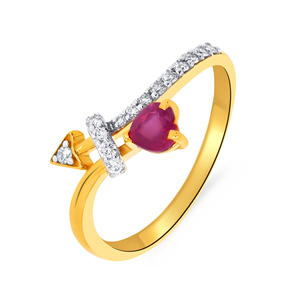 Anillo de Oro Amarillo de 18K de Primera Calidad con Corazón de Rubí y Flecha de Diamantes para Mujer, con una Gema de Rubí en Forma de Corazón y Diamantes Engastados en Pavé - Product Image 1