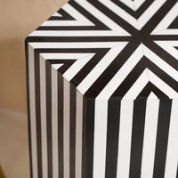 Table moderne en résine époxy faite à la main avec pieds en métal durables et finition artistique pour la décoration intérieure classique