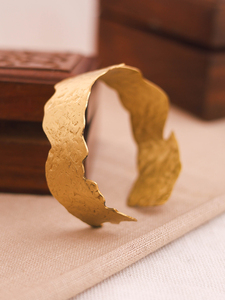 กำไลข้อมือดีไซน์แบบกว้างพร้อมพื้นผิวหยาบและขอบที่ไม่สม่ำเสมอ - Product Image 1