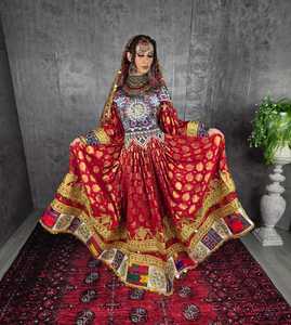 Robe de mariée afghane bohème brodée rouge longue jusqu'au sol, col en V, manches longues, coupe trapèze, motifs dorés, en tissu mousseline et satin - Product Image 3