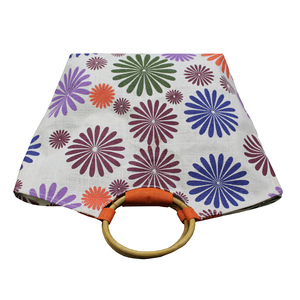 Sac de plage en jute exclusif, élégant et tendance, style très prisé, imprimé floral multicolore sur toute la surface, avec poignée ronde en rotin - Product Image 4