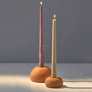 Bougeoir en terre cuite fabriqué à la main avec bougeoir conique sculptural silhouette organique pour intérieurs ou thème de décor terreux - Product Image 4