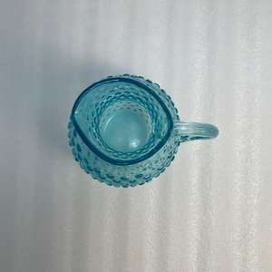 Jarra de vidrio elegante de color azul cielo y elegante solución para servir bebidas en la mesa del comedor, la cocina o el hogar. - Product Image 3