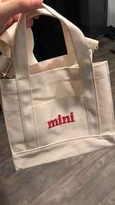 Sac fourre-tout en toile blanche minimaliste artisanal pour femmes, sac à main en tissu de coton robuste avec poche avant et détail du logo rouge - Product Image 5