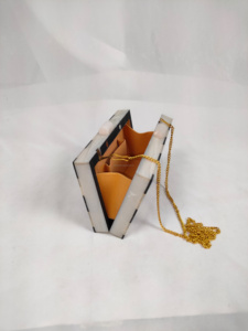 Pochette de soirée glamour en résine nacre, forme personnalisée, faite à la main, peinte à la main, couleurs personnalisées, art de la mode, objet de collection - Product Image 4