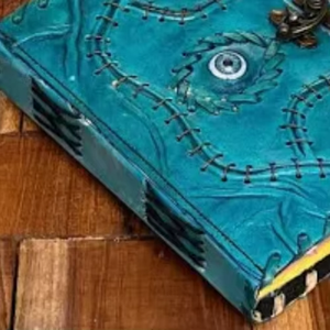 Diario Hecho a Mano de Cuero Genuino Vintage con Grabado de Ojo Azul Hocus Pocus, Borde Rústico Colorido, Grimoire Wiccano Religioso Clásico - Product Image 3